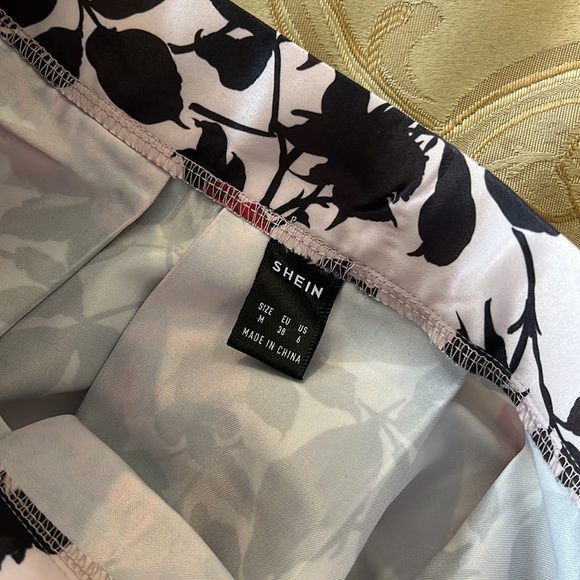 Shein long floral skirt red black light pink size medium. Fits like a small - Picture 3 of 3